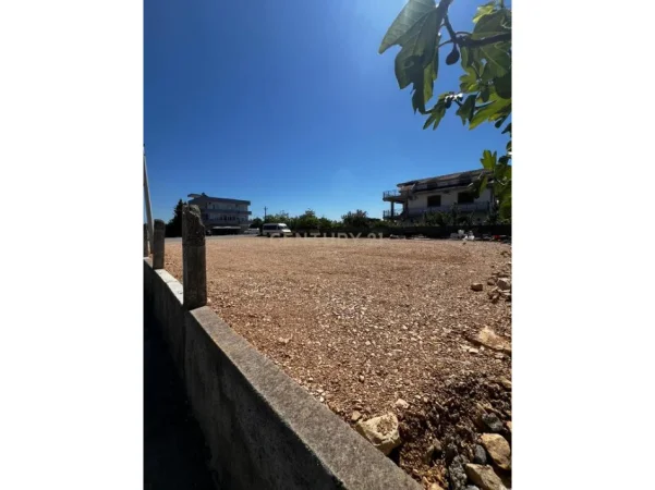 Durres, jepet me qera toke , 1.200 m² (Fllake)