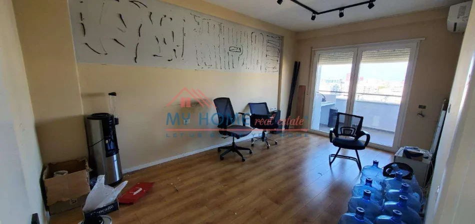 Tirane, jepet me qera zyre Kati 8, 140 m² 1.000 € (Komuna e Parisit)