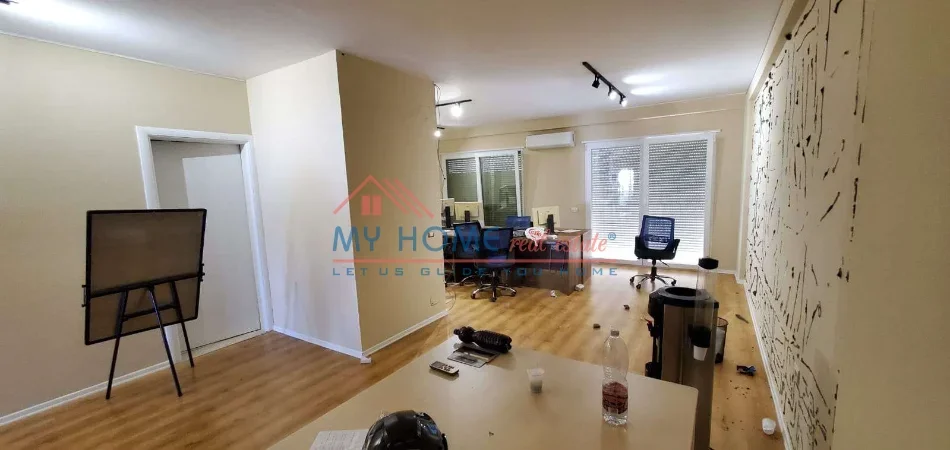 Tirane, jepet me qera zyre Kati 8, 140 m² 1.000 € (Komuna e Parisit)