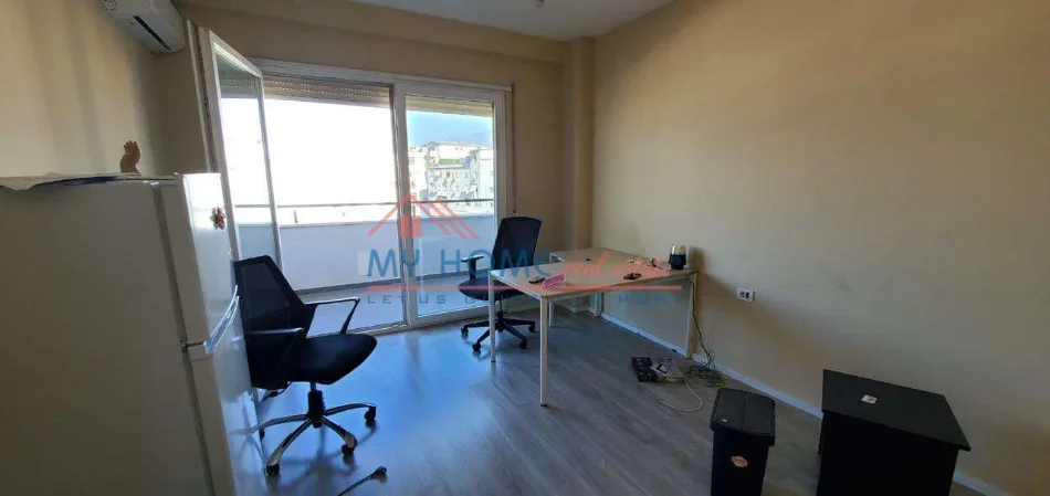 Tirane, jepet me qera zyre Kati 8, 140 m² 1.000 € (Komuna e Parisit)