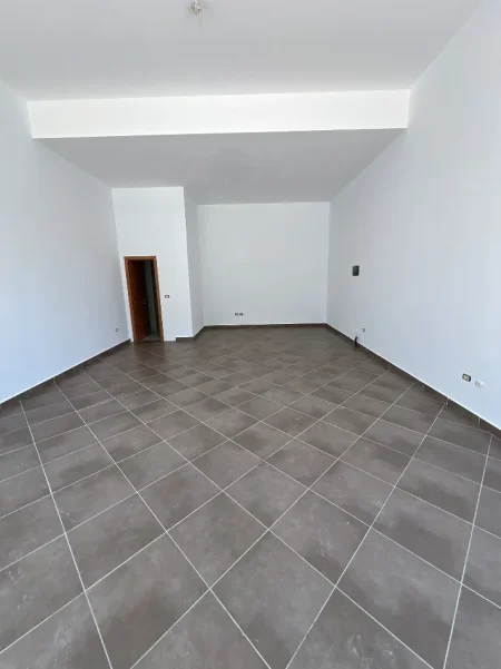 Tirane, jepet me qera dyqan Kati 0, 52 m² 400 € (Sokrat miho)