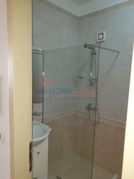 Tirane, jepet me qera apartament 2+1+Ballkon Kati 8, 145 m² 1.000 € (Sheshi Willson)