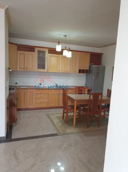 Tirane, jepet me qera apartament 2+1+Ballkon Kati 8, 145 m² 1.000 € (Sheshi Willson)