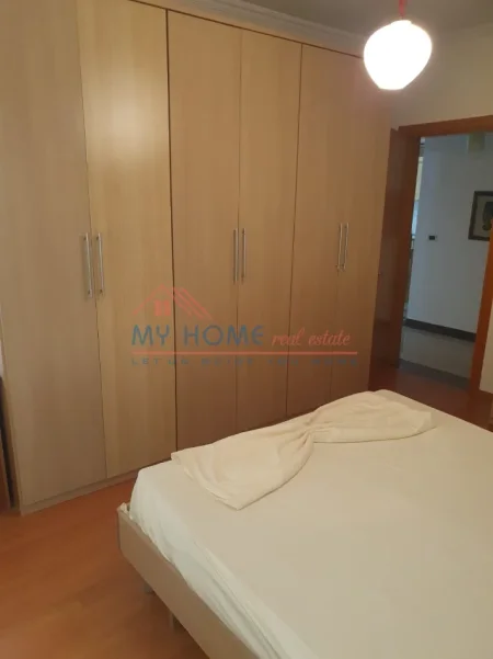 Tirane, jepet me qera apartament 2+1+Ballkon Kati 8, 145 m² 1.000 € (Sheshi Willson)