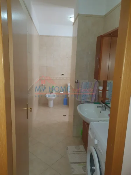 Tirane, jepet me qera apartament 2+1+Ballkon Kati 8, 145 m² 1.000 € (Sheshi Willson)