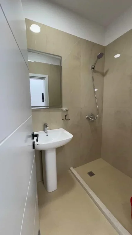 Tirane, jepet me qera apartament 2+1 Kati 7, 101 m² 700 € (21 DHJETORI)
