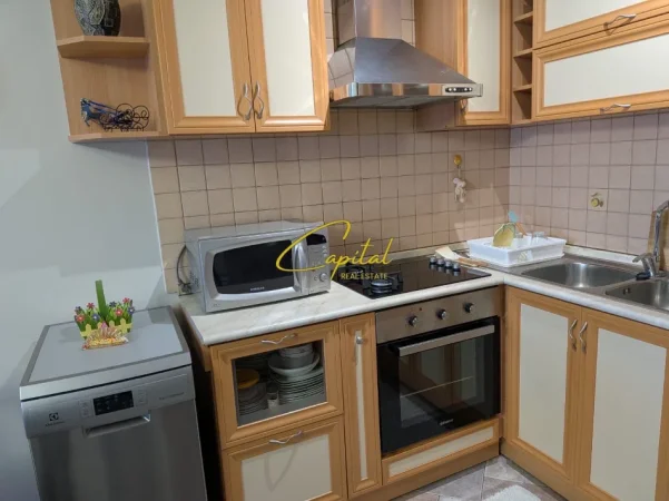 Tirane, jepet me qera apartament 1+1 Kati 10, 70 m² 600 € (ISH TRGEU ELEKTRIK)
