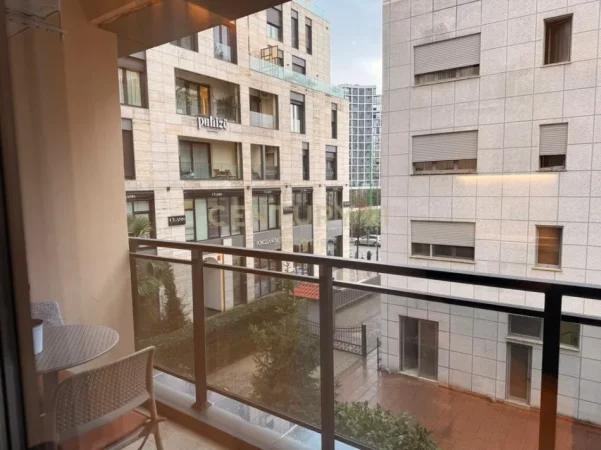 Tirane, jepet me qera apartament 2+1+Ballkon Kati 1, 77 m² 1.400 € (rruga e kosovareve)