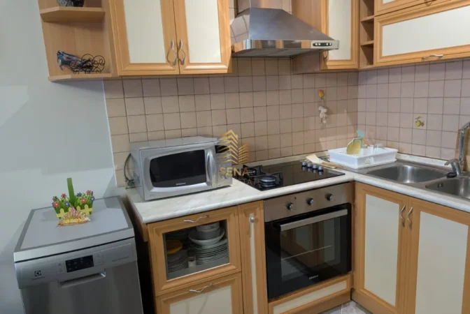 Tirane, jepet me qera apartament 1+1+Ballkon Kati 10, 70 m² 600 € (Shkolla e Bashkuar)