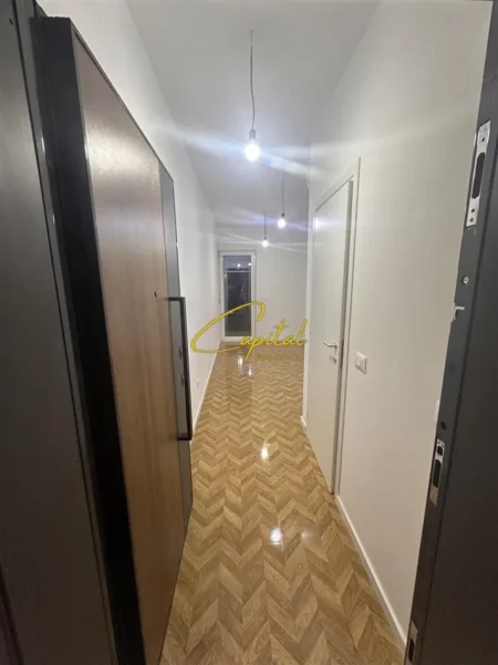 Tirane, jepet me qera zyre Kati 1, 26 m² 300 € (BULEVARDI I RI)