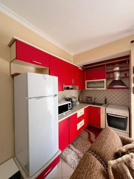 Vlore - Lungomare, jepet me qera apartament 1+1 Kati 7, 75 m² 500 € (Lungomare, Vlorë)