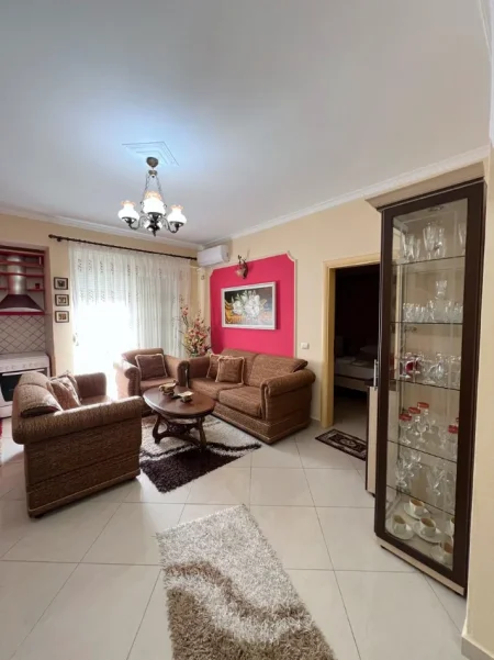 Vlore - Lungomare, jepet me qera apartament 1+1 Kati 7, 75 m² 500 € (Lungomare, Vlorë)