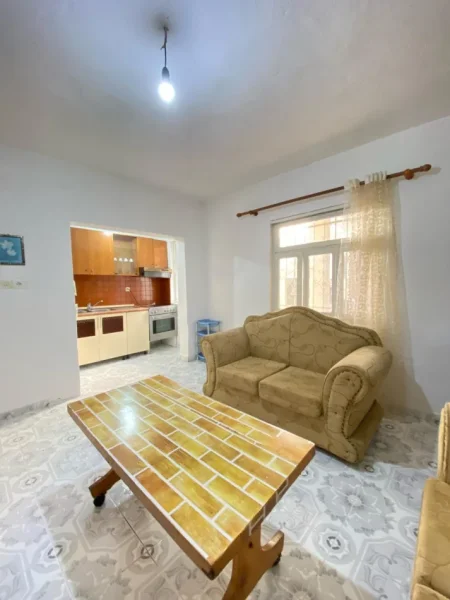 Tirane, jepet me qera apartament 1+1 Kati 1, 85 m² 300 € (Laprake)