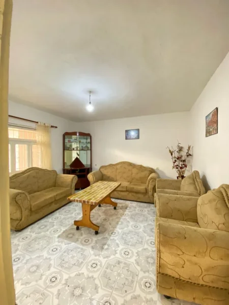 Tirane, jepet me qera apartament 1+1 Kati 1, 85 m² 300 € (Laprake)