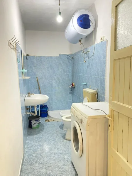 Tirane, jepet me qera apartament 1+1 Kati 1, 85 m² 300 € (Laprake)