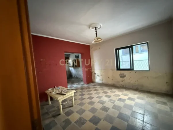 Durres, jepet me qera shtepi 3+1 Kati 1, 270 m² 65.000 € (Shijak, Durres)