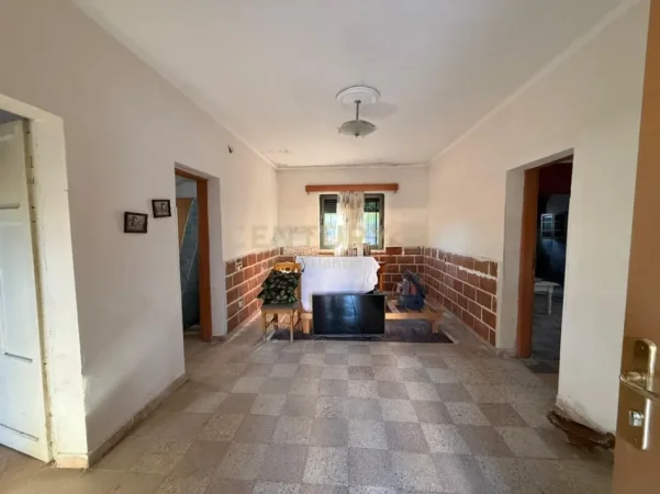 Durres, jepet me qera shtepi 3+1 Kati 1, 270 m² 65.000 € (Shijak, Durres)