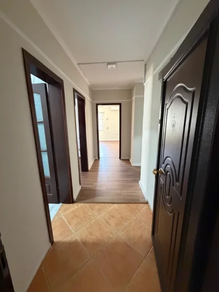 Zyrë me qira në Sheshin Willson – lokacion premium për biznesin tënd.