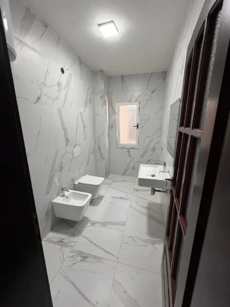 Zyrë me qira në Sheshin Willson – lokacion premium për biznesin tënd.