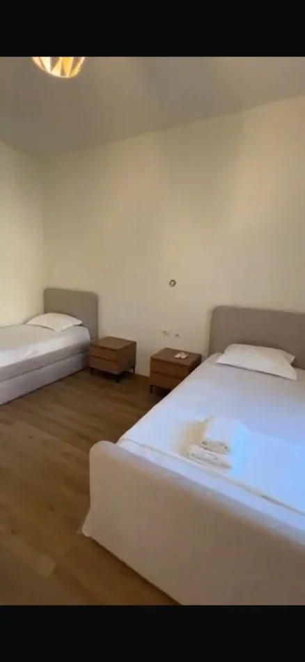 Në Green Coast ofrohet për shitje një krah i Twin Villa, totalisht i pabanuar dhe i mobiluar në mënyrë moderne, i menduar për ata që kërkojnë më shumë