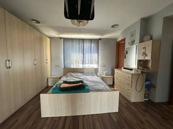 Tirane, shitet apartament duplex 3+1+Ballkon Kati 4, 220 m² 325.500 € (kodra e diellit)