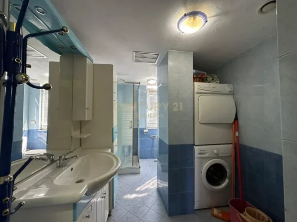 Tirane, shitet apartament duplex 3+1+Ballkon Kati 4, 220 m² 325.500 € (kodra e diellit)