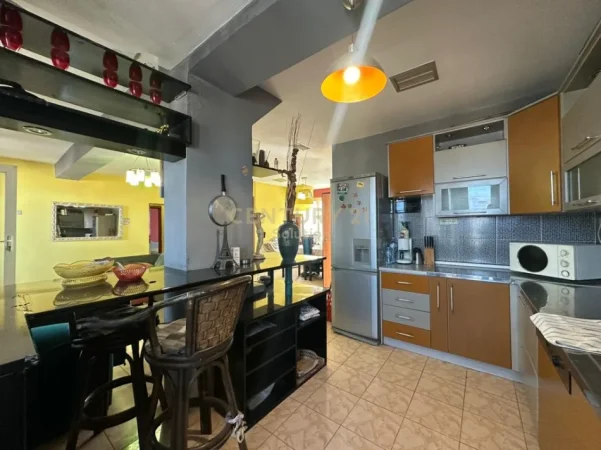 Tirane, shitet apartament duplex 3+1+Ballkon Kati 4, 220 m² 325.500 € (kodra e diellit)