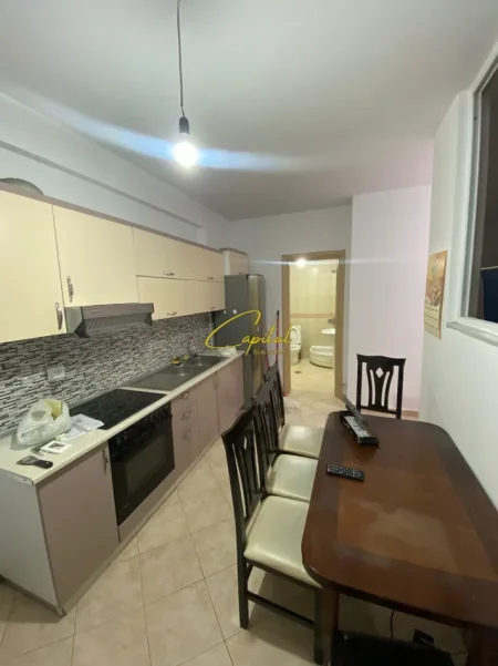Tirane, jepet me qera apartament 1+1 Kati 2, 55 m² 500 € (KOMUNA E PARISIT)