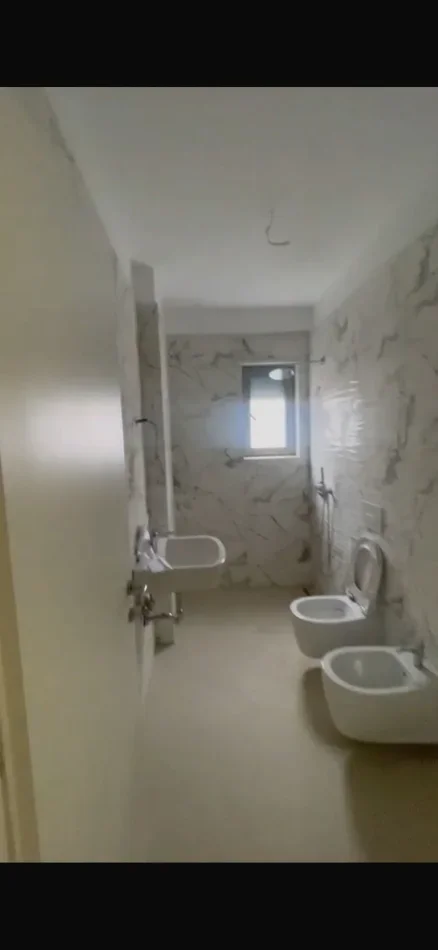 Në një nga zonat më të kërkuara të Tiranës, te Shkolla e Kuqe / Pazari i Ri, ofrohet për shitje apartament 1+1 në pallat të ri të vitit 2025.