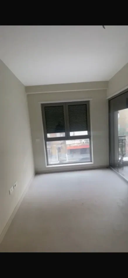 Në një nga zonat më të kërkuara të Tiranës, te Shkolla e Kuqe / Pazari i Ri, ofrohet për shitje apartament 1+1 në pallat të ri të vitit 2025.