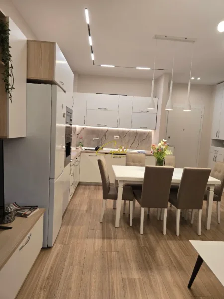 Tirane, jepet me qera apartament 2+1 Kati 3, 102 m² 900 € (BULEVARDI I RI)