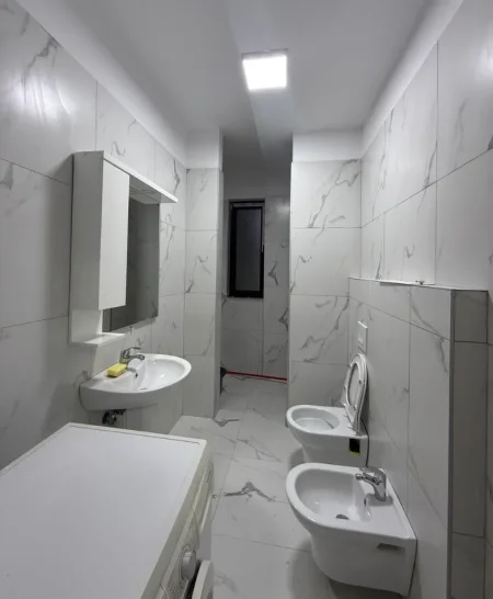 Tirane, jepet me qera apartament 1+1+Ballkon Kati 5, 70 m² 400 € (Urban Gate, Astir)