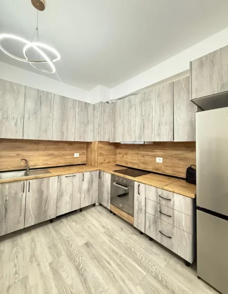 Tirane, jepet me qera apartament 1+1+Ballkon Kati 5, 70 m² 400 € (Urban Gate, Astir)
