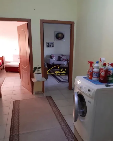 Tirane, jepet me qera apartament 1+1 Kati 4, 55 m² 350 € (ALI DEMI)