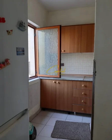 Tirane, jepet me qera apartament 1+1 Kati 4, 55 m² 350 € (ALI DEMI)