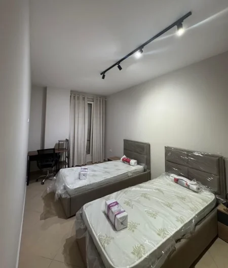 Tirane, jepet me qera apartament 2+1+Ballkon Kati 0, 100 m² 700 € (Rruga Peti, Liqeni i Thate)