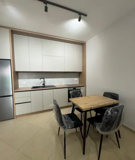 Tirane, jepet me qera apartament 2+1+Ballkon Kati 0, 100 m² 700 € (Rruga Peti, Liqeni i Thate)