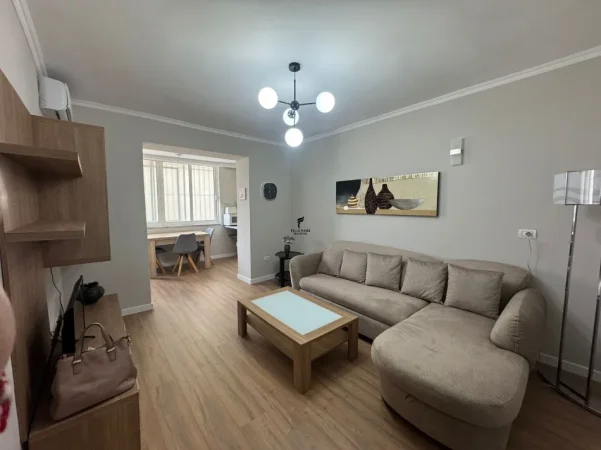 Tirane, jepet me qera apartament 1+1 Kati 1, 100 m² 900 € (BLLOKU)