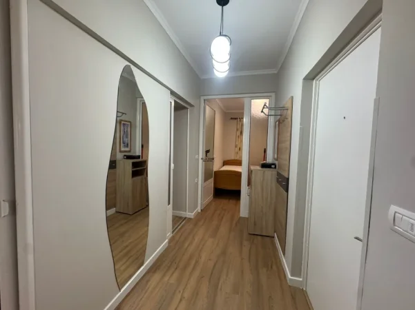 Tirane, jepet me qera apartament 1+1 Kati 1, 100 m² 900 € (BLLOKU)