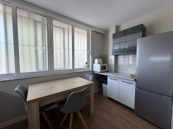 Tirane, jepet me qera apartament 1+1 Kati 1, 100 m² 900 € (BLLOKU)