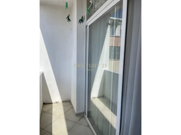 Tirane, jepet me qera apartament 1+1+Ballkon Kati 11, 75 m² 650 € (komuna e parisit)