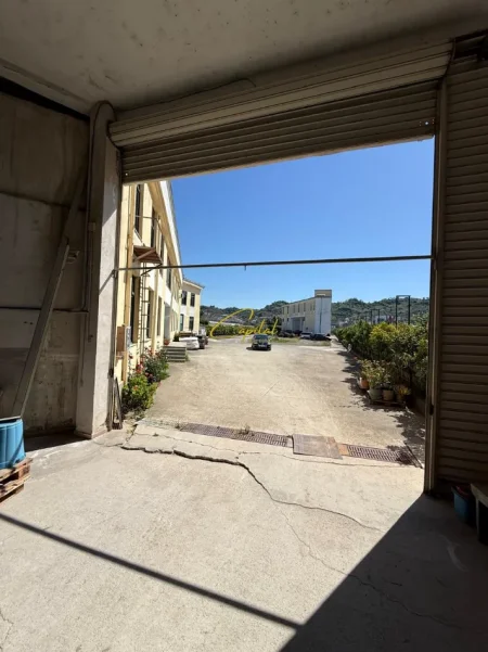 Tirane, jepet me qera magazine Kati 0, 800 m² 4.000 € (AUTOSTRADA TR-DR)