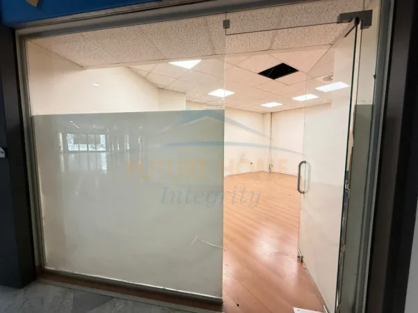 Tirane, jepet me qera ambjent biznesi Kati 0, 40 m² 1.000 € (QENDER , Torre Drini)