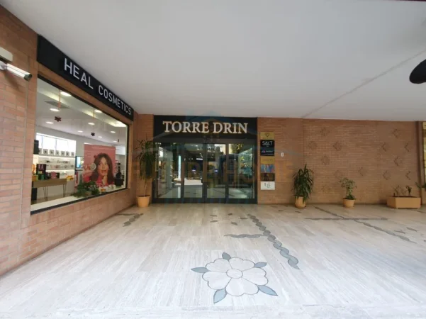 Tirane, jepet me qera ambjent biznesi Kati 0, 40 m² 1.000 € (QENDER , Torre Drini)