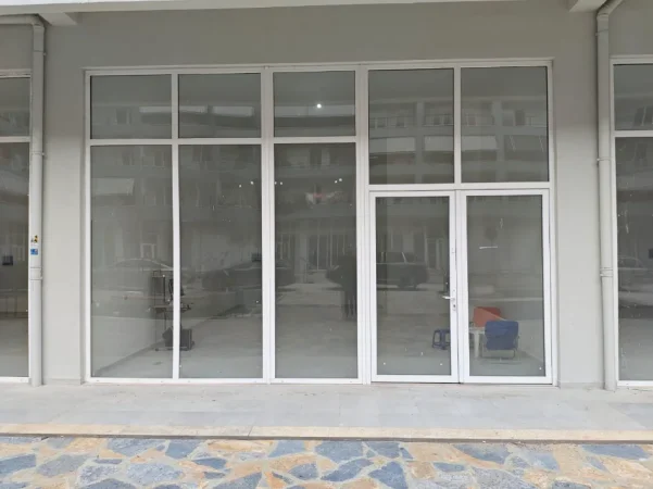 Tirane, shitet dyqan Kati 0, 57 m² 137.000 € (Kombinat)