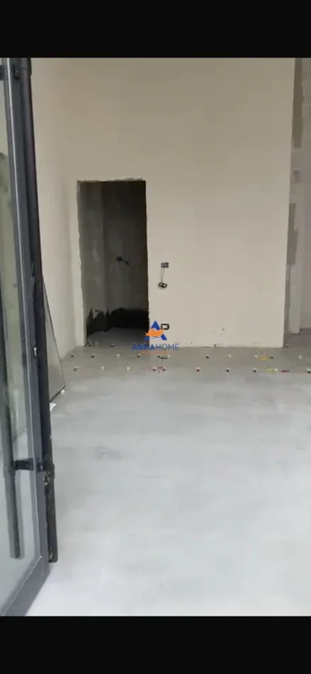 Tirane, jepet me qera ambjent biznesi Kati 0, 55 m² 735 € 