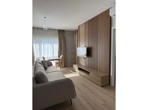 Tirane, jepet me qera apartament 1+1 Kati 7, 62 m² 700 € (ZOGU I ZI)
