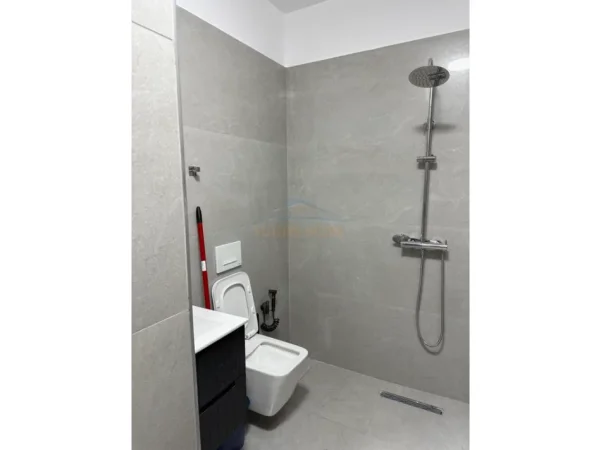 Tirane, jepet me qera apartament 1+1 Kati 7, 62 m² 700 € (ZOGU I ZI)