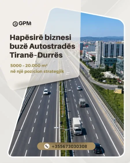 Në një nga akset më të rëndësishme Autostradëa Tiranë–Durrës, ofrohen magazina në shitje buzë me sipërfaqe nga 5000 deri në 20.000 m².