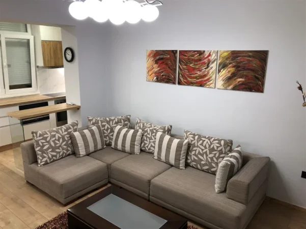 Tirane, jepet me qera apartament 1+1+Ballkon Kati 2, 60 m² 670 € (myslym shyr)